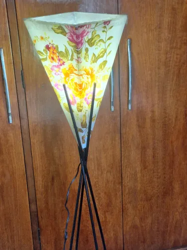 Abajur de Pé em vela decorado Obs.  1 metro e 70 centímetros