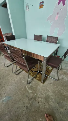 Uma mesa de sala de jantar com 6 cadeiras