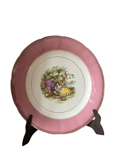 Prato decorativo vintage rosa com cena clássica em porcelana 