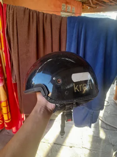 capacete estilo coquinho da marca Kraft. 