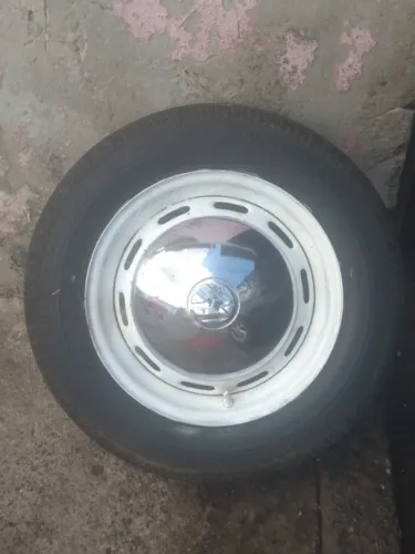 Vendo pneu com calota de Kombi corujinha