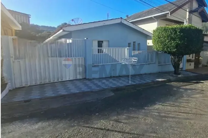 "Casa com potencial para área Comercial em águas de Lindóia, SP"