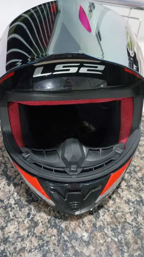 Capacete LS2.