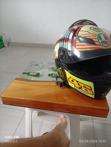 Mesa feita com Mini bebidas originais e resina