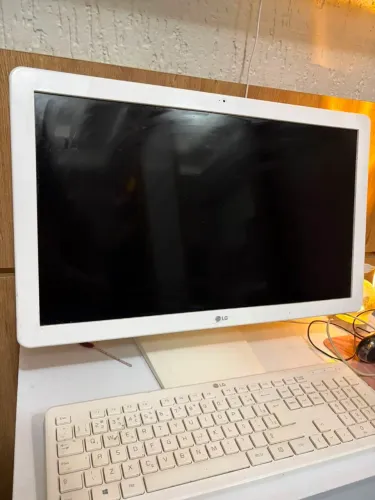 Computador LG All-in-One 22V240 - Excelente estado