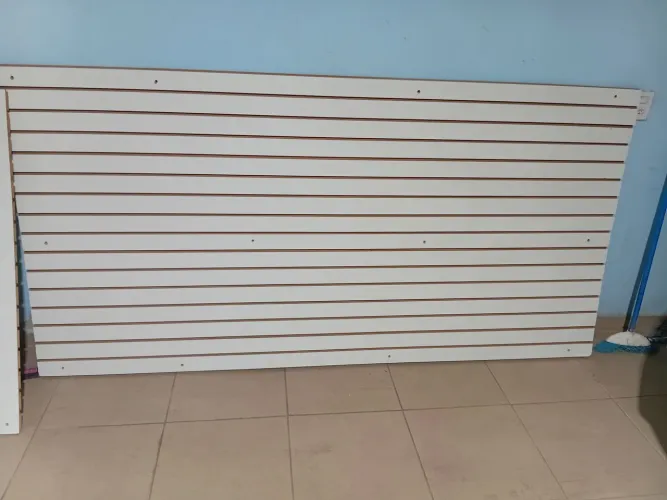 Painel de loja madeira para celular e acessórios 0s três  painel