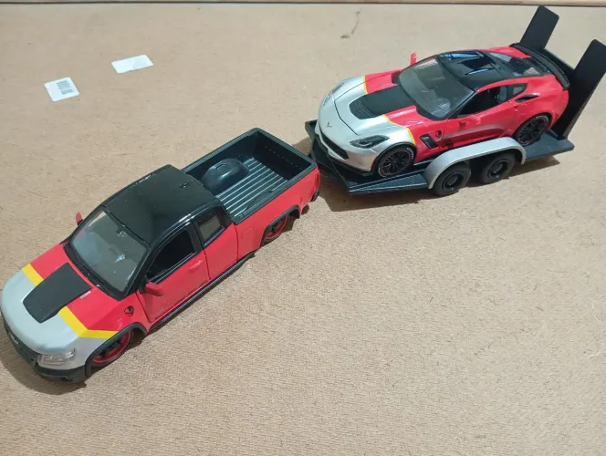 Miniatura Chevrolet Colorado 1/27+ CORVETTE Z06 1/24 MAISTO 