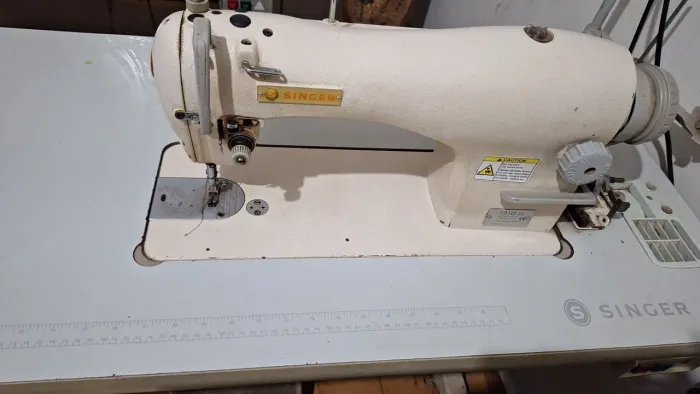 Maquina de costura reta singer