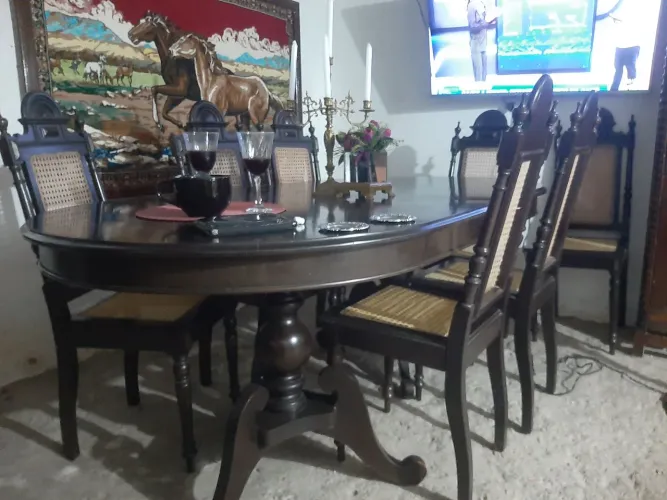 Vendo uma linda mesa antiga com 6 cadeiras 