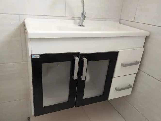 Armário de banheiro com cuba e espelheira 