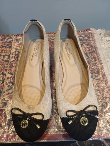 Sapatilha Modare semi-nova nude com preto e detalhe de lacinho.