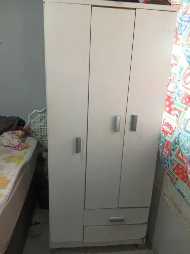 Guarda Roupas Branco 3 portas, 2 gavetas.