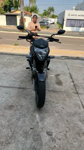 Cb twister na cor preta bem cuidado sem nenhum detalhe, mais interesse chama no privado 