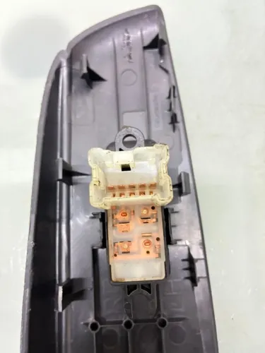 Moldura Botão Vidro Traseiro Direito Nissan Versa 2013/20 829619KE0A Original