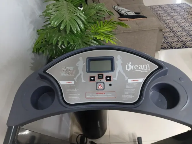A esteira eletrônica Dream Fitness DR 1600