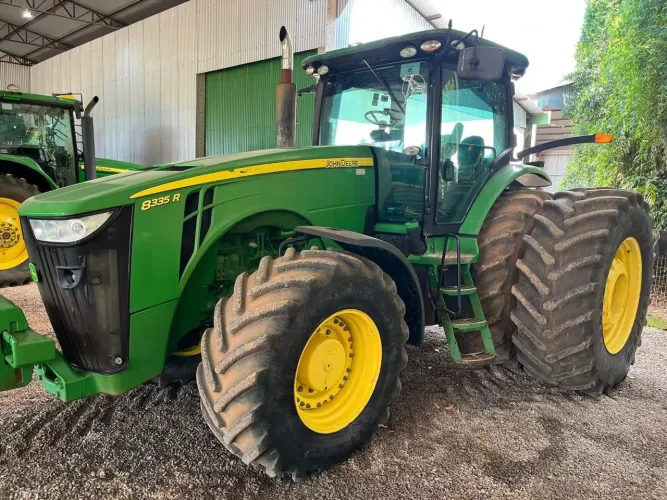 TRATOR AGRÍCOLA JOHN DEERE 833 5R 2014