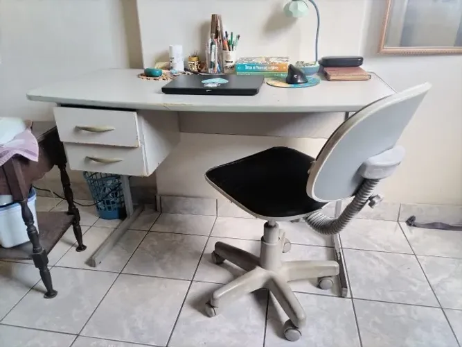 Vendo Escrivaninha e Cadeira de Escritório - R$ 115