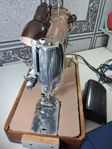 Maquina de Costura Singer Super Conservada 