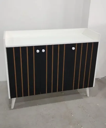 Aparador preto frizado com 3 portas