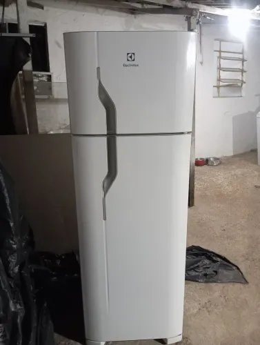 Vendo geladeira Eletrolux duas portas