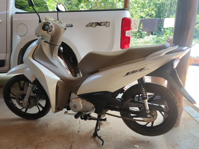 Vendo biz 125 ex ano 23/24  com apenas 3.700 km rodados 