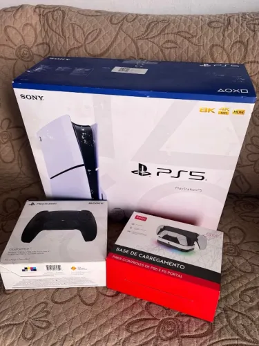 PS5 Slim 1TB + 2 controles originais + base de carregamento. na caixa tudo!
