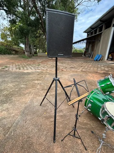 Caixa de som ativa e passiva ATTACK VRF1230A e VRF1220 com suporte.