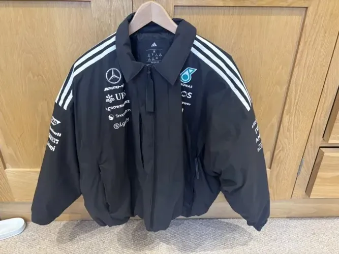 Jaqueta Oficial Mercedes AMG Petronas F1 Team 2025 - Original