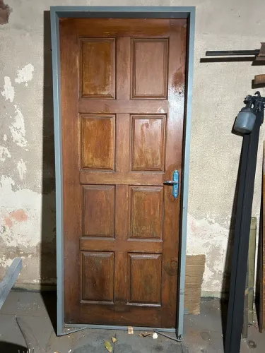 Porta de madeira com portal de ferro