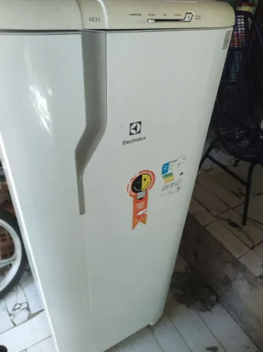 Geladeira Electrolux nova tem um ano de uso r$ 800 para buscar whatsapp *