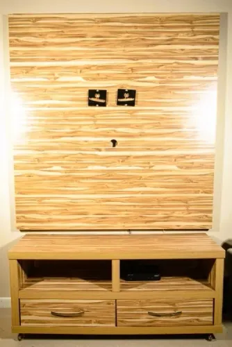 Aparador com painel MDF padrão rajado *Aparador duas gavetas e nichos abertos *Descrição