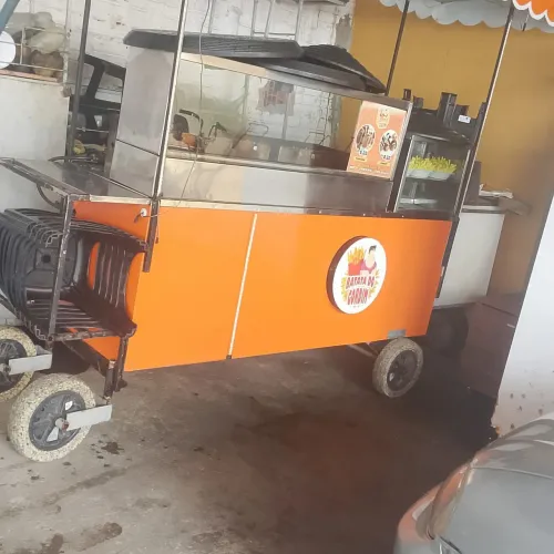 carrinho de batata frita e de churros ele está completo ainda acompanha dois pontos de ve