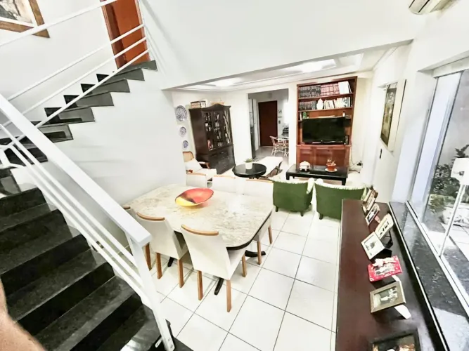 Casa com Piscina na Vila Monteiro, 3 dormitórios, sendo uma suíte, sala jantar a