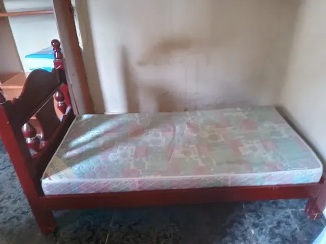 Cama de solteiro, madeira pura,com colchão.