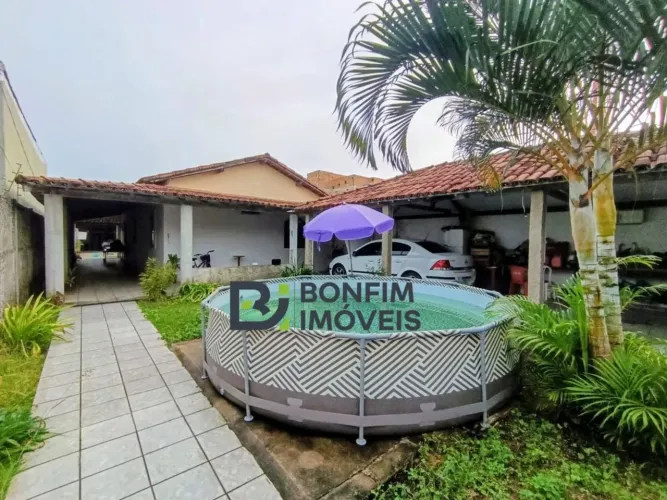Casa no Centro de Mucuri com 5 quartos R$ 420.000,00. 2 quarteirões da Praia