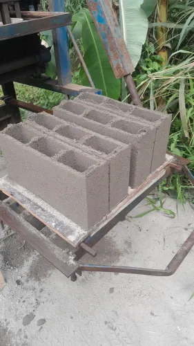 Vendo máquina de fazer bloco R$ 18000