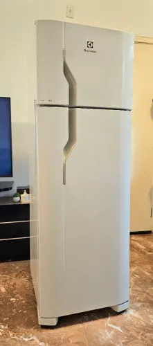 Geladeira Electrolux degelo muito bem conservada.
