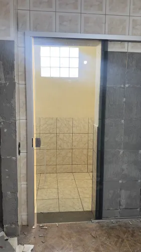 Porta corre em vidro