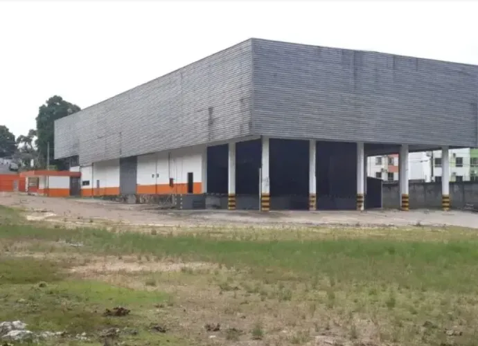 ALUGO GALPÃO/1700 m2 documentado e com pátio p/ carretas!