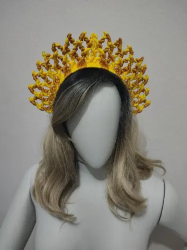 Coroa de macramê amarelo e dourado