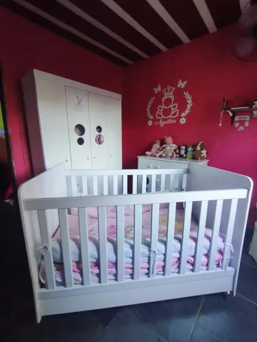 Berço com colchão + guarda roupa + cômoda de bebê