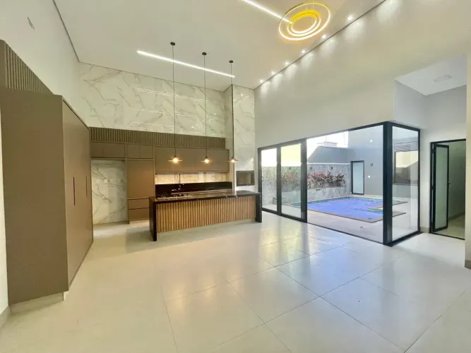Casa à venda com piscina, churrasqueira e estética luxuosa no Interlagos em Rio Verde - GO