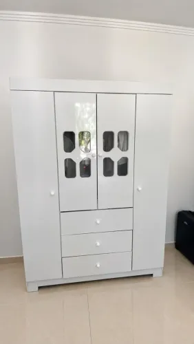 Guarda-Roupa Branco com 4 Portas e 3 Gavetas