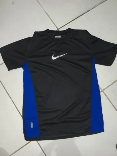 Camisa preta esportiva com detalhes pretos e roxo vividos