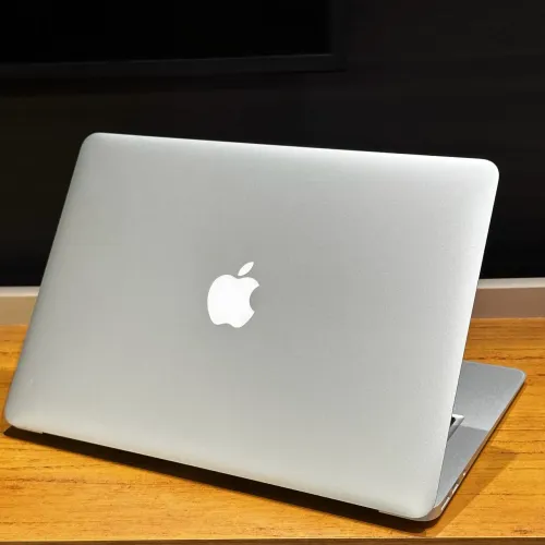 MacBook Air / Core i5 / 8GB / SSD M2