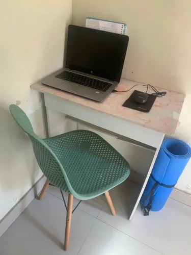 Mesa de computador e cadeira.