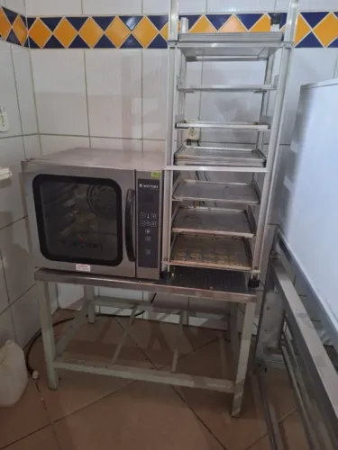 Forno elétrico, mesa e armário com 10 bandejas de aluminio