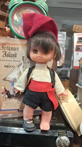 boneco vintage é um colecionável com traje regional espanhol medidas 20 cm