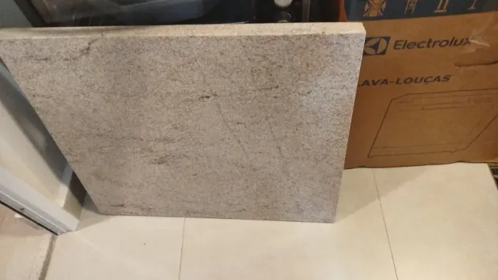 PEDRA DE GRANITO, NOVA NUNCA USADA, COM RODOPIA E RODOBANCA - MEDIDA: 71 L X 60,5 P