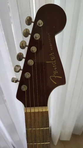 Violão Fender semi novo de 4 mil por 2 mil 